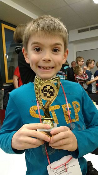 15. Januar 2017: Christian gewinnt mit 4½ aus 5 das 3. Kinder-Schachturnier 2017 in der Altersklasse U8 in der BIP Kreativitätsgrundschule Pankow.