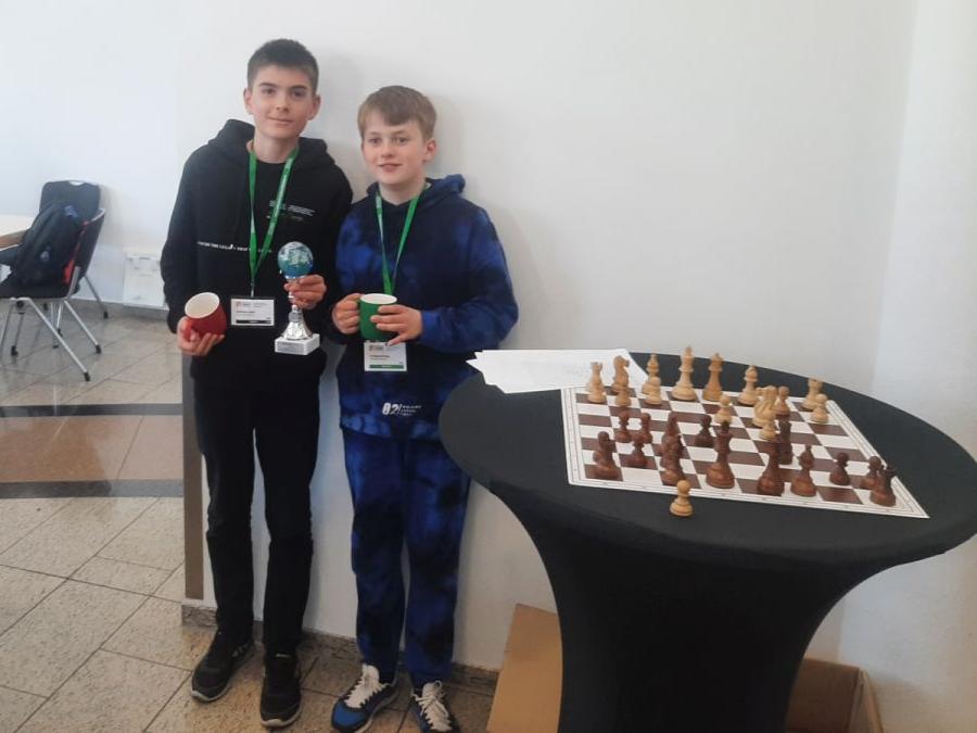 Havard und Christian gewinnen das U14-Blitz-Turnier mit 12:2 MP