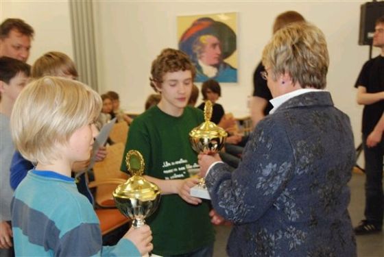 Johann gewinnt den 2. Brett-Preis (Brett 3) und bekommt seinen Pokal aus den Händen von Kultusministerin Dorothea Henzler