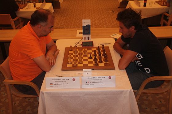 1. Runde: Sebastian an Tisch 8 gegen GM Maze
