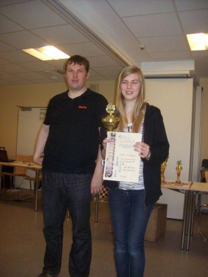 01. Mai 2012: Hanna wird Zweite mit 4½ aus 7 beim Schnellschachturnier des 1. Nordschachcup für Mädchen 2012 in Mölln.