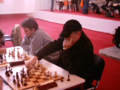 Runde 6 - Brett 4 (vorne) & Brett 5 (hinten): GM Sergej Kalinitschew (SC Kreuzberg - 5. mit 5½ Punkten) & FM Ulf von Herman (SK König Tegel - 7. mit 5½ Punkten)