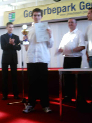 Der Turniersieger Atila Gajo Figura mit Pokal
