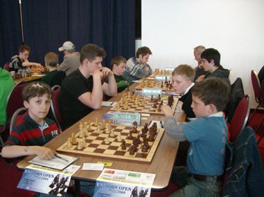 Floyd Schmid/1156 gegen Leonid Sawlin/1431 (½:½) - Beide fahren zur DJEM 2008 (U10) nach Willingen.