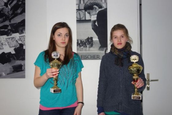 Elisabeth wird Zweite mit 4 aus 5 bei der BJEM 2013 (U10w-U18w) und gewinnt den Stichkampf um den Titel der Berliner Meisterin U16w am 24. März 2013 mit 1½:½.