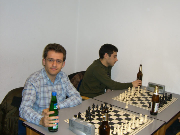 GM Levon Aronian & GM Gabriel Sargissian genießen die Ruhe und Gemütlichkeit.