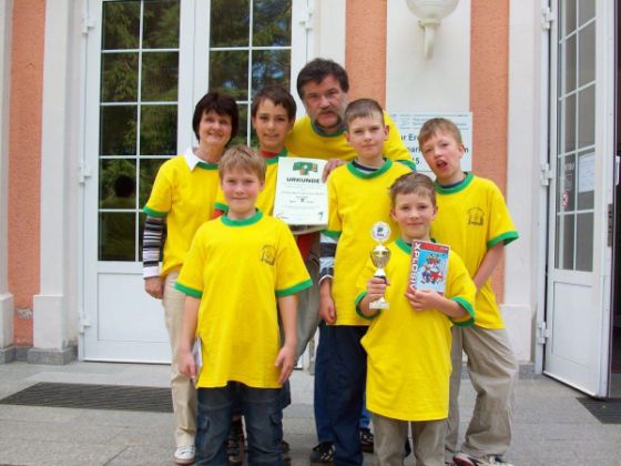 7. Platz bei der DSSM 2009 (Wertungsklasse Grundschule) in Dittrichshütte (Thüringen) - Stolz zeigen sie den Pokal