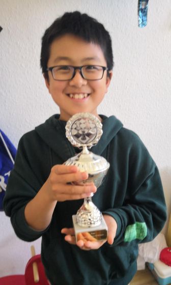 Andres gewinnt mit 4½ aus 5 das Große Jugendsommeropen 2022 in der Altersklasse U10 im Andreas-Gymnasium.