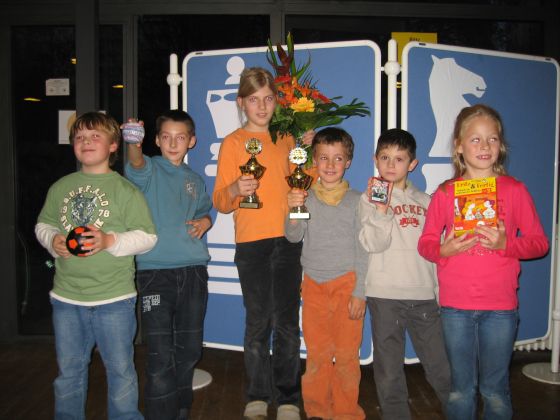 14. November 2009: Hanna wird mit 5 aus 5 Zweite beim 1. Prenzl'berger Kidscup 2009, war im Stichkampf unterlegen, wird aber bestes Mädchen --- Moritz B. gewinnt mit 4 aus 5 die U8-Wertung.