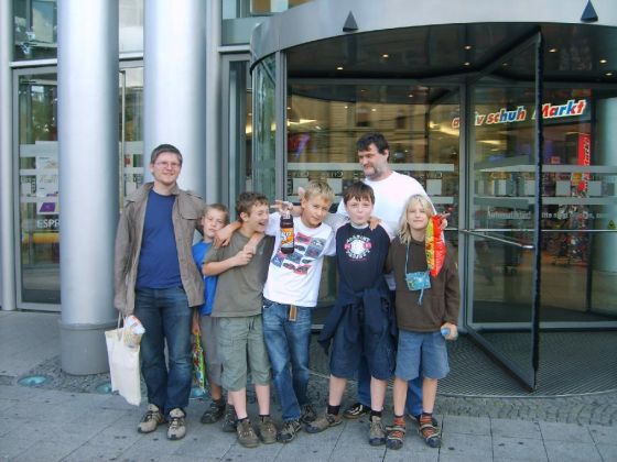 Unsere 5 Jungs mit den Trainern beim Stadtbummel in Magdeburg